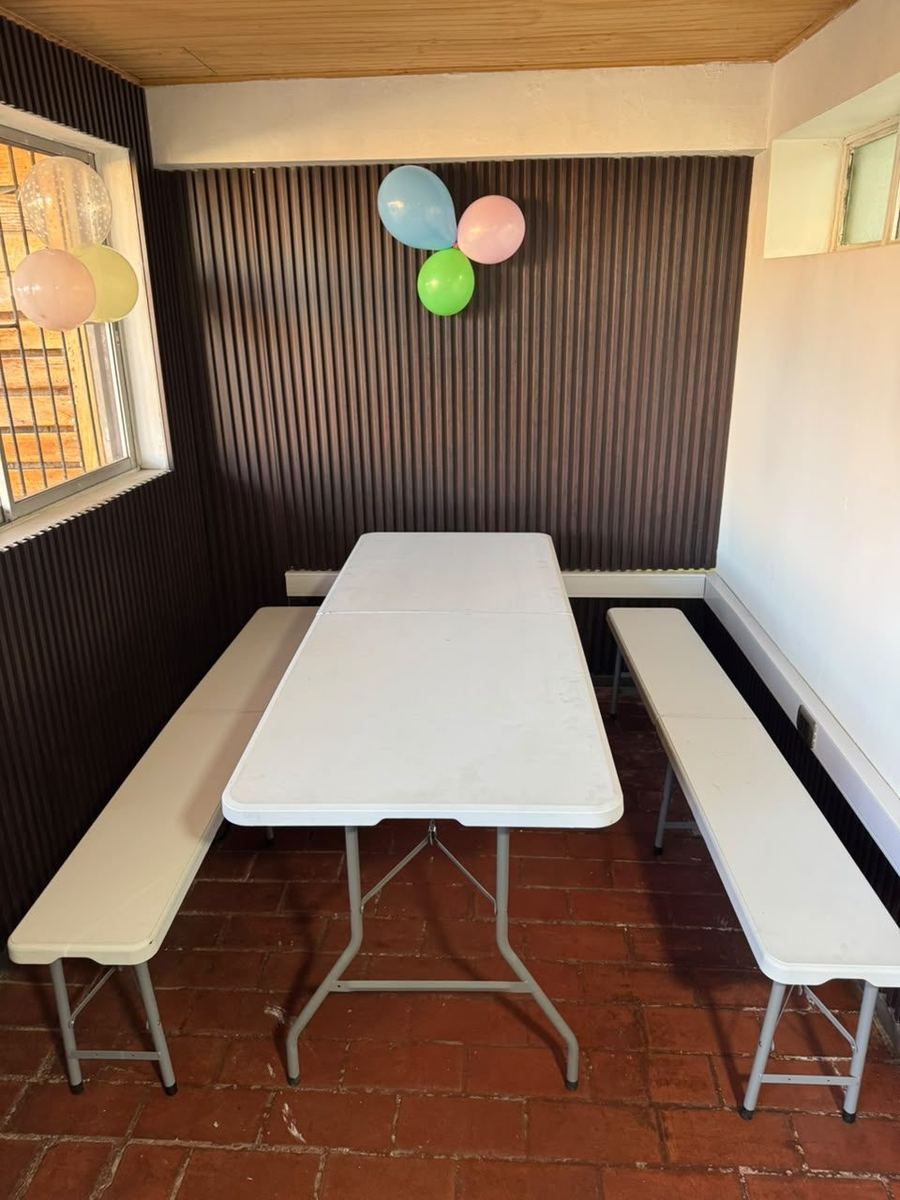 Comedor decorado con globos listo para el cumpleaños