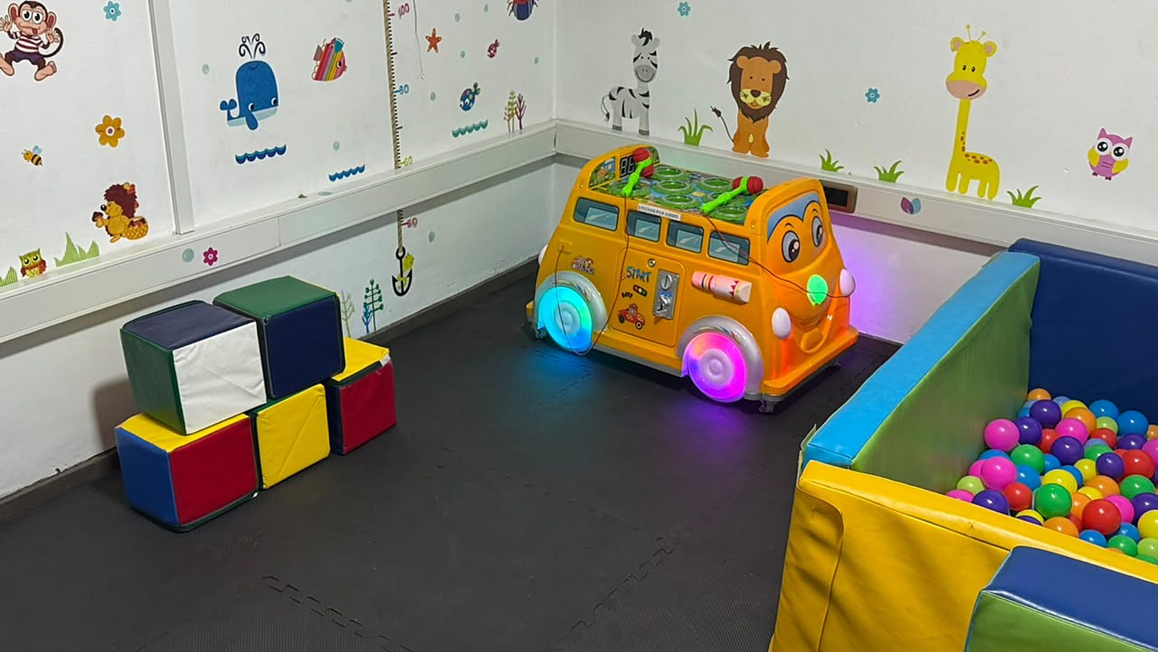 Sala de peques con piscina de pelotas y juegos blandos