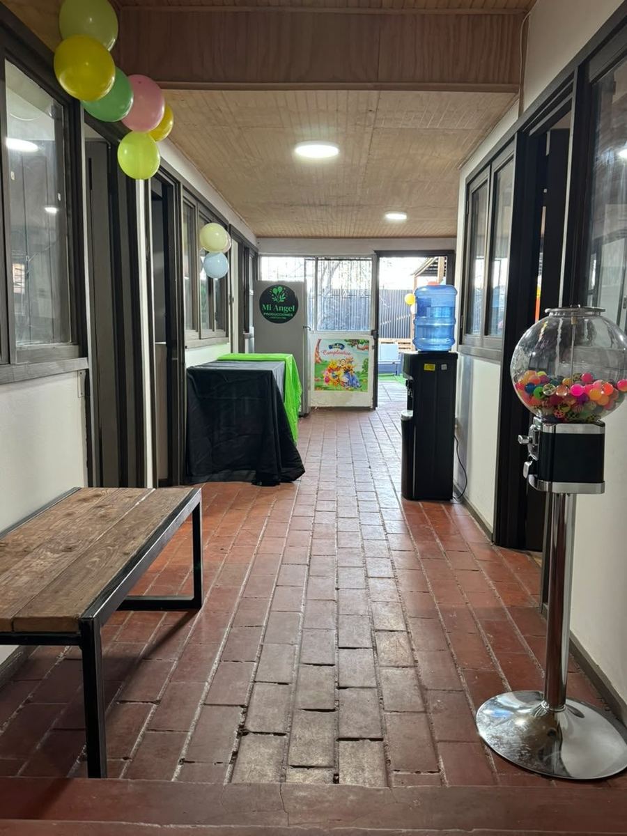 Pasillo interior de la casa decorado con globos