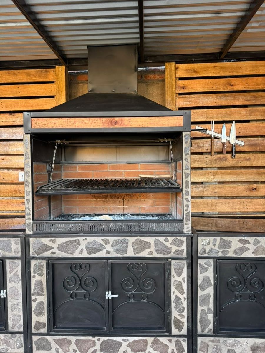 Quincho techado con parrilla profesional
