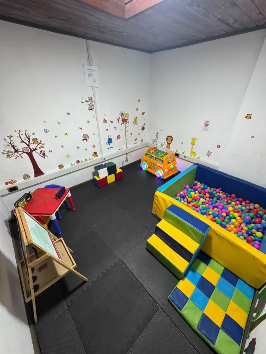 Sala de peques con piscina de pelotas y juegos blandos